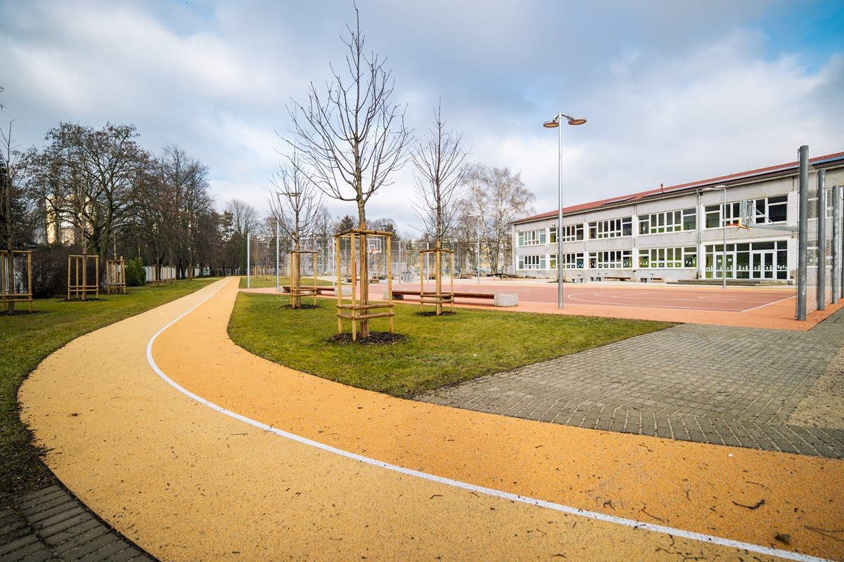 Školský areál na Kornela Mahra je dokončený.