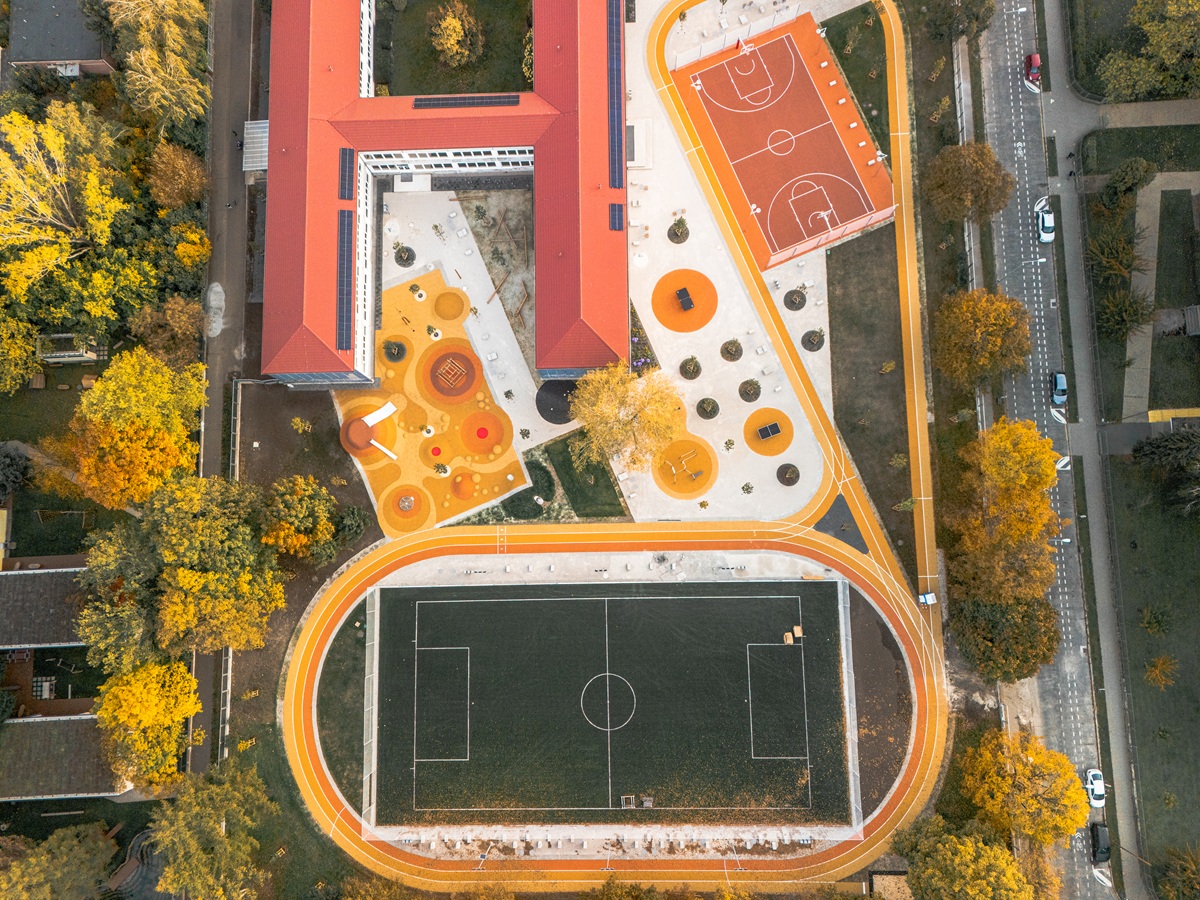 Školský areál na Kornela Mahra je dokončený.