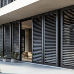 Elegantné čierne hliníkové panely s pevným tienením na modernom apartmánovom dome