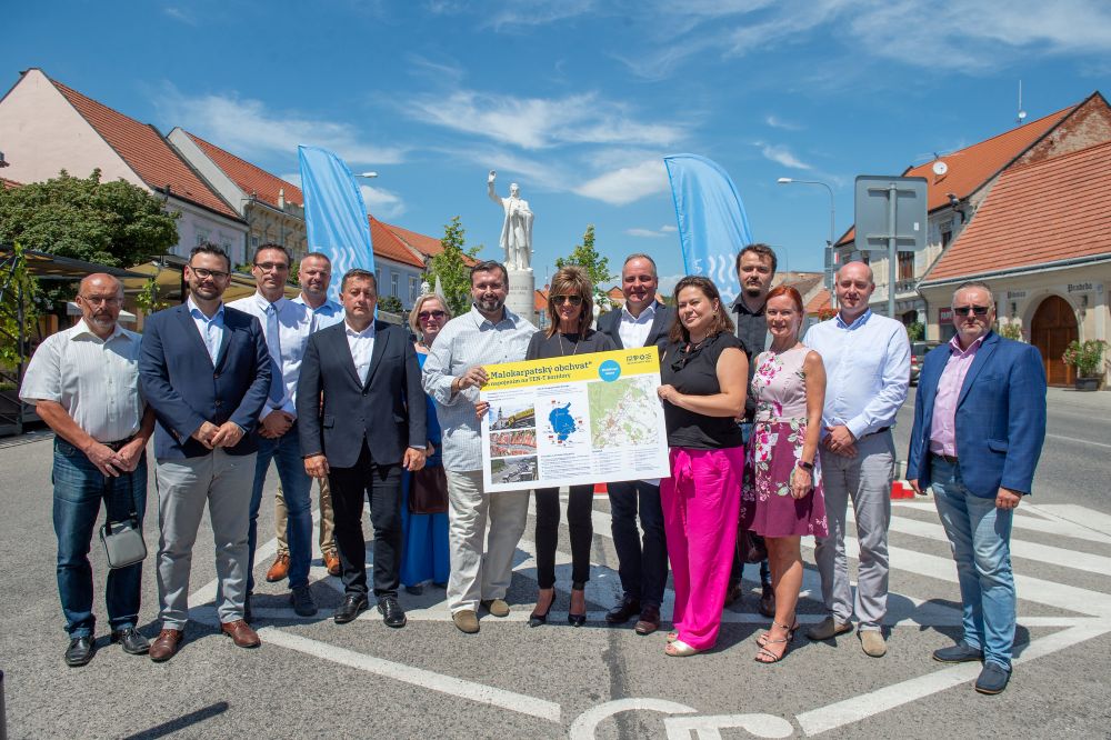 Predstavitelia BSK a samospráv malokarpatského regiónu pri mape obchvatu Predstavitelia BSK a samospráv malokarpatského regiónu pri mape obchvatu