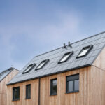Moderné radové drevostavby s dreveným obkladom a strešnými oknami