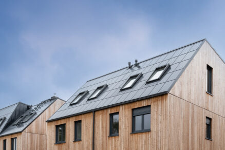 Moderné radové drevostavby s dreveným obkladom a strešnými oknami