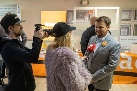 Televízny rozhovor s odborníkom na drevostavby počas výstavy vo foyeri konferencie