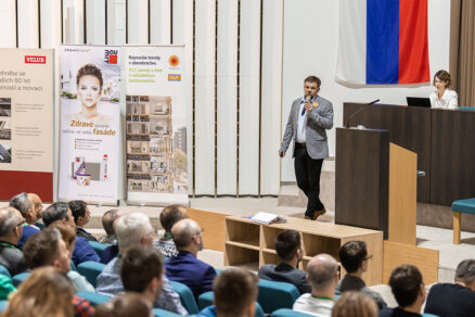 Prednáška o udržateľnom stavebníctve počas konferencie Deň drevostavieb 2026