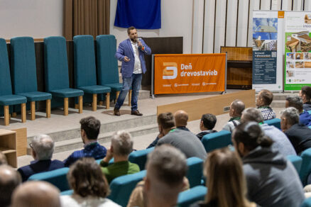 Prednáška zameraná na konštrukčné riešenia moderných drevostavieb