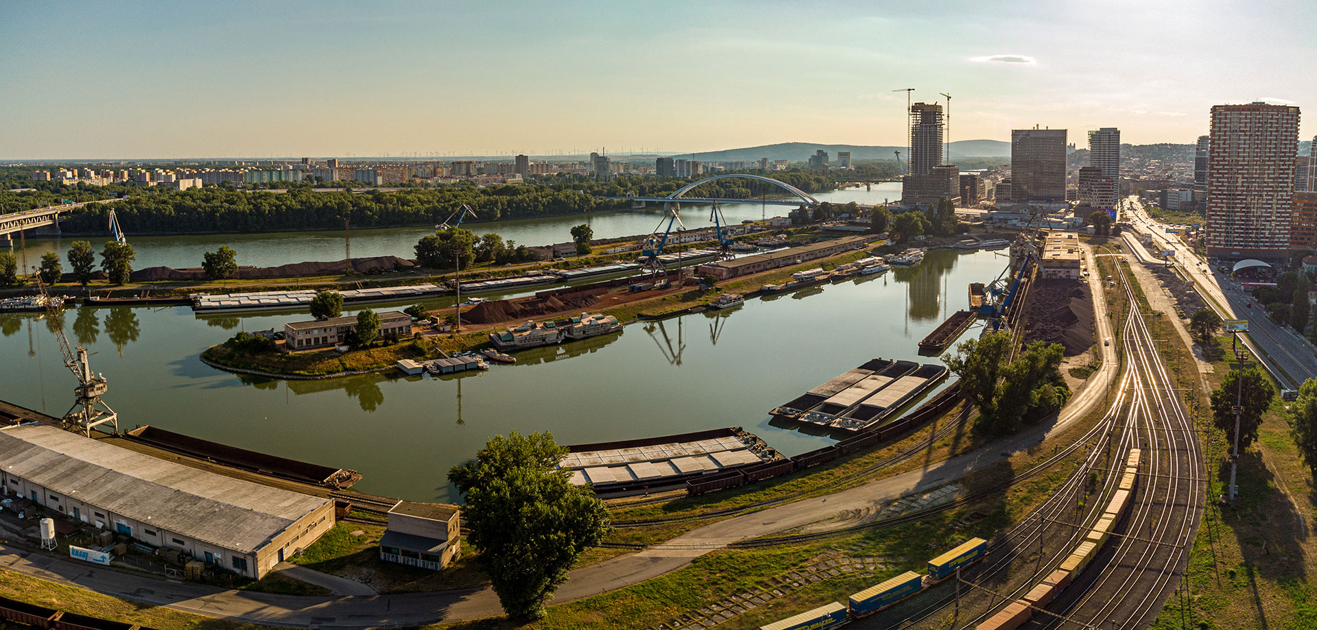 HafenCity v Hamburgu je štvrť navrhnutá s dôrazom na verejný priestor. V tejto štvrti sa nachádzajú promenády, parky, reštaurácie, kaviarne, múzeá a kultúrne centrá. Tieto verejné priestory slúžia ako miesta pre stretnutia, oddych a kultúrne aktivity. Táto koncepcia pomáha vytvárať inkluzívne a zábavné mestské prostredie, ktoré podporuje komunitný život. Dnes máme jedinečnú šancu vytvoriť podobné miesto aj zo Zimného prístavu v Bratislave. Stačí nepremárniť šancu.
