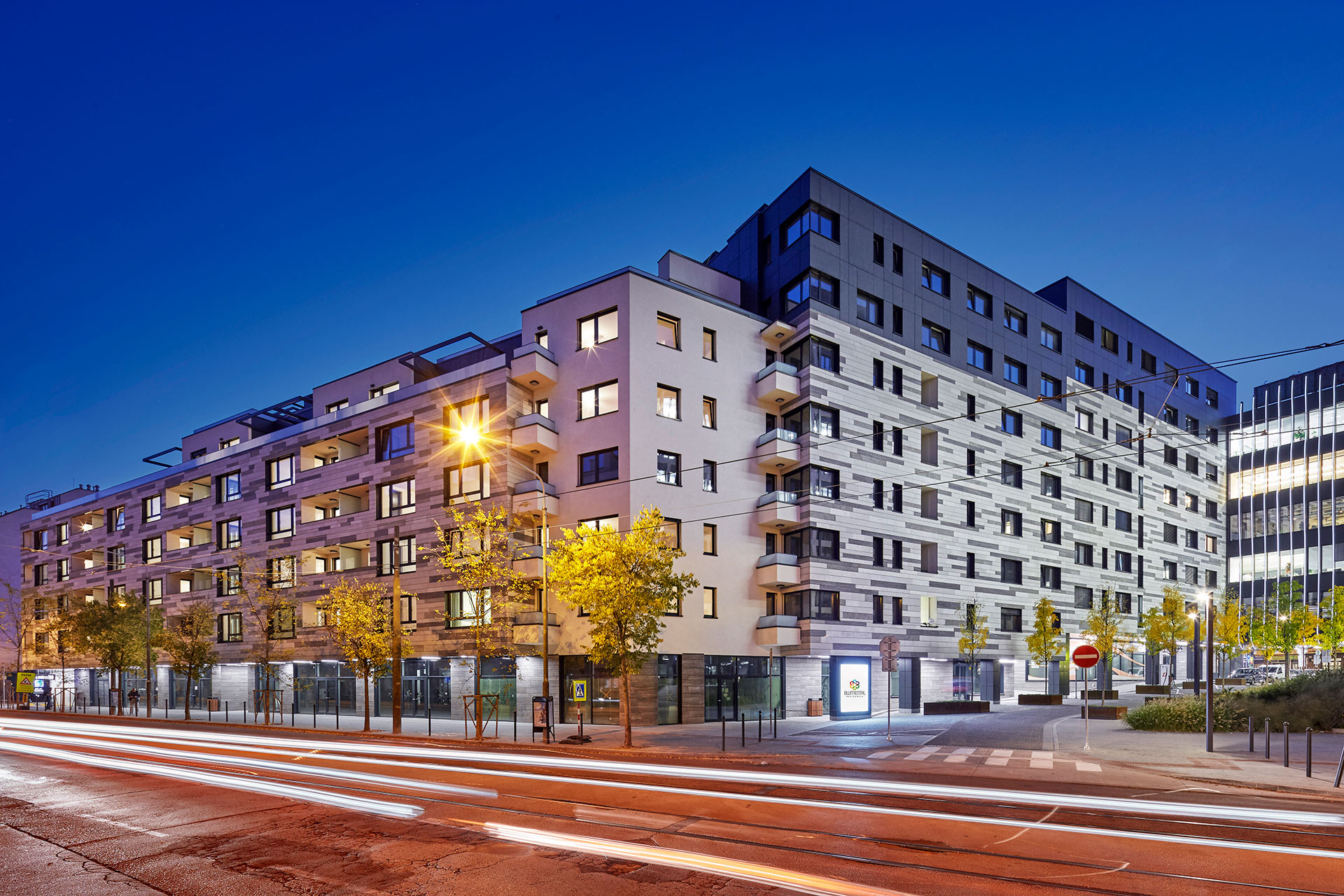 Chodníky a časti ulíc Radlinského a Mýtna v okolí projektu Blumental v Bratislave boli zrekonštruované ako vyvolané investície od developera Corwin.