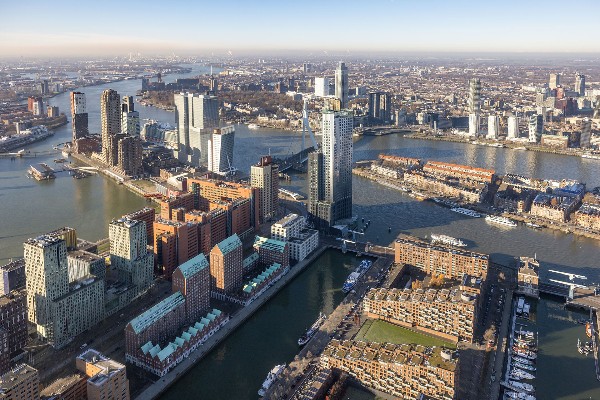 V Amsterdame je bežnou praxou transformácia bývalých prístavných a industriálnych oblastí na multifunkčné mestské štvrte, ktoré kombinujú bývanie, pracovné priestory a kultúrne a rekreačné zóny. Takýto prístup zlepšuje využitie mestského priestoru a vytvára živé a dynamické oblasti.