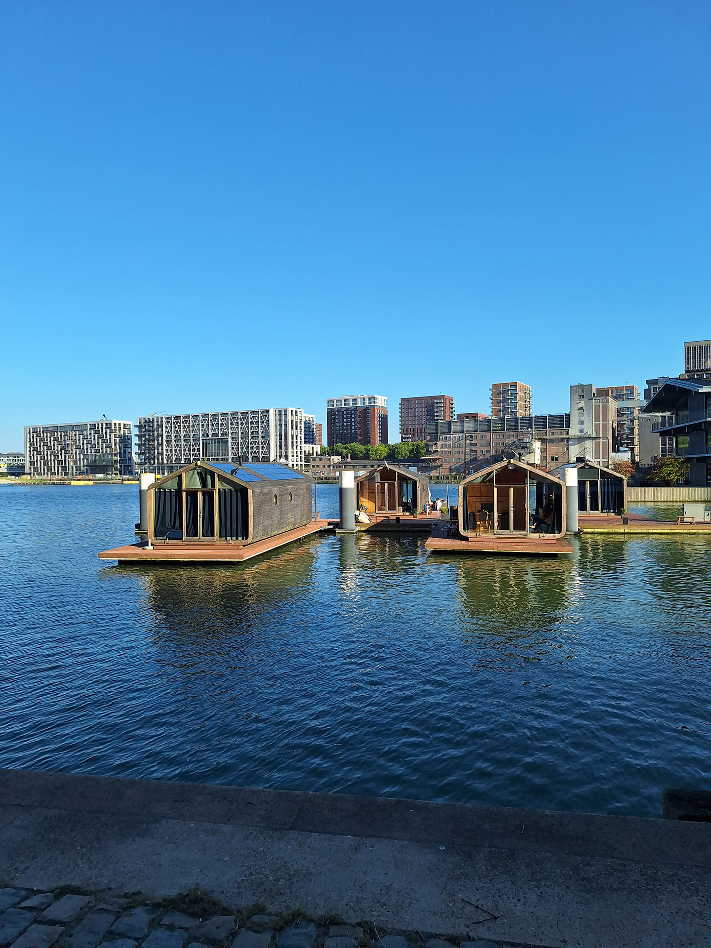 Wikkelboats sú sériou plávajúcich domčekov‑lodí, ktoré sú umiestnené priamo vo vodnom priestore v prístavnej časti Rijnhaven v Rotterdame. Ide o príklad transformácie prístavnej zóny – keď staršie prístavné či industriálne územia získavajú nové funkcie. Plávajúce domy sú jednou z inovatívnych foriem, ako zmeniť využitie vody a brehov v mestskom prostredí.