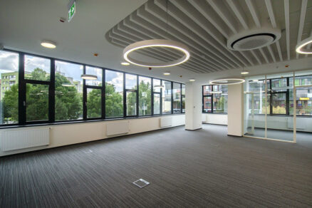 Veľkoformátové hliníkové okná v administratívnom priestore s dôrazom na denné svetlo