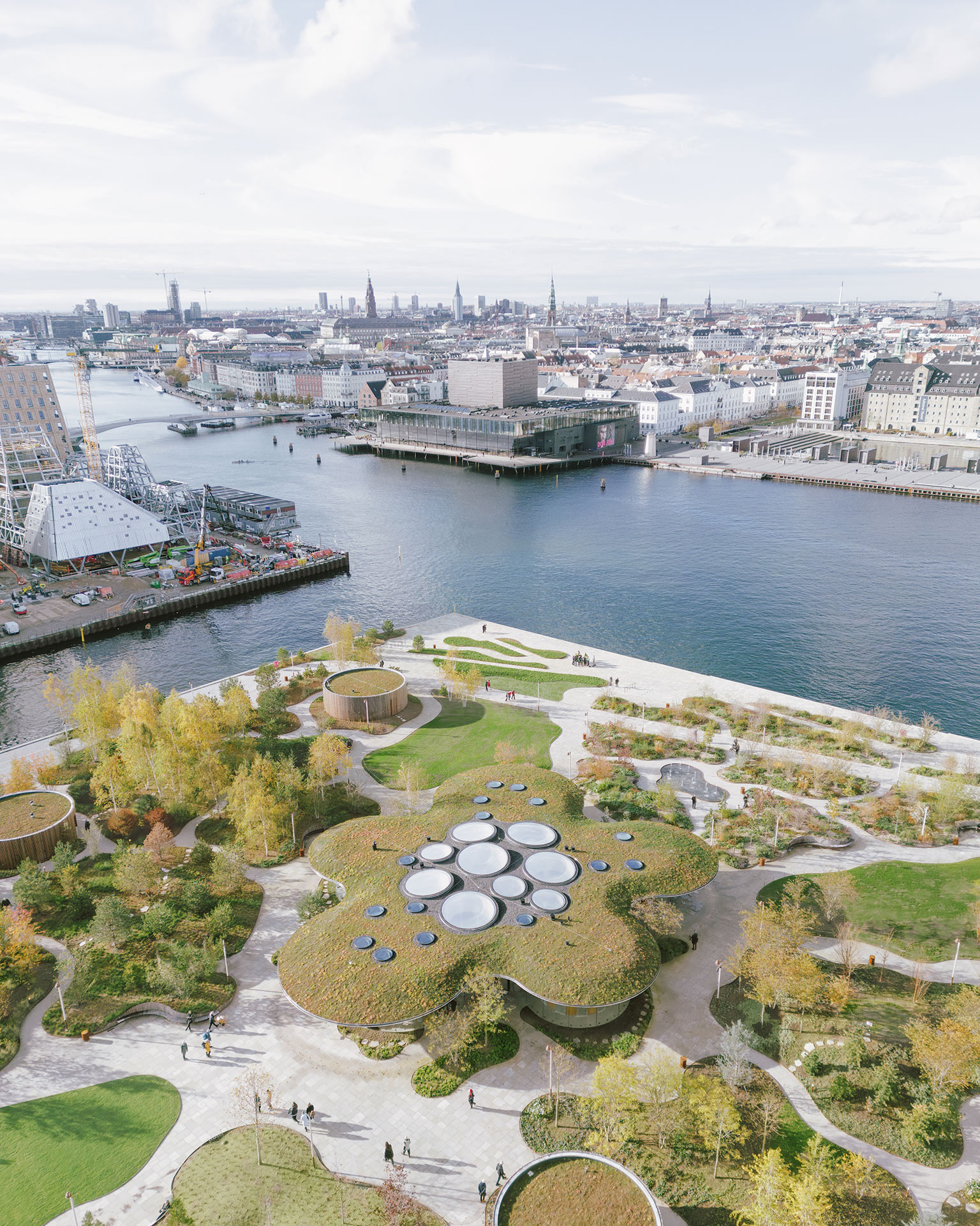 „The Opera Park“ v Kodani premenil bývalý priemyselný ostrov na verejný park so šiestimi tematickými záhradami z celého sveta. Otvorený je po celý rok. Ponúka 628 stromov, 80 000 bylinných trvaliek a kríkov a 40 000 cibuľovinových rastlín z celého sveta. Celkovo 223 unikátnych exotických a miestnych druhov poskytuje návštevníkom živú a neustále sa meniacu kulisu.