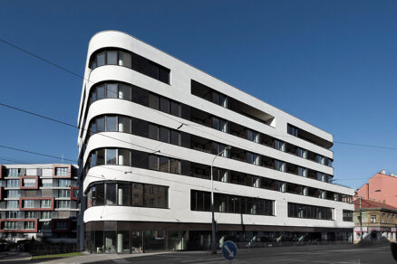 Administratívna budova s veľkoplošným presklením v mestskom prostredí