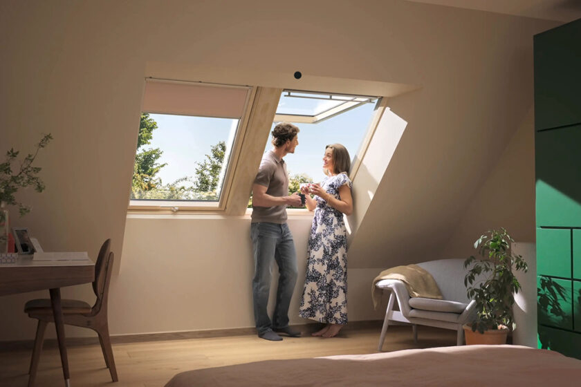 Podkrovný obytný priestor s výklopno-kyvným strešným oknom pre lepší výhľad a vyšší komfort bývania