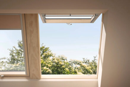 Otvorené strešné okno zabezpečujúce prirodzené vetranie a vizuálny kontakt s exteriérom