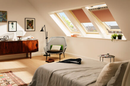 Podkrovná spálňa s dostatkom denného svetla vďaka strešným oknám s interiérovým tienením