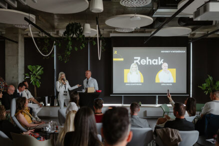 Prezentácia spíkrov na tému interiérov, partnerstiev a podnikania