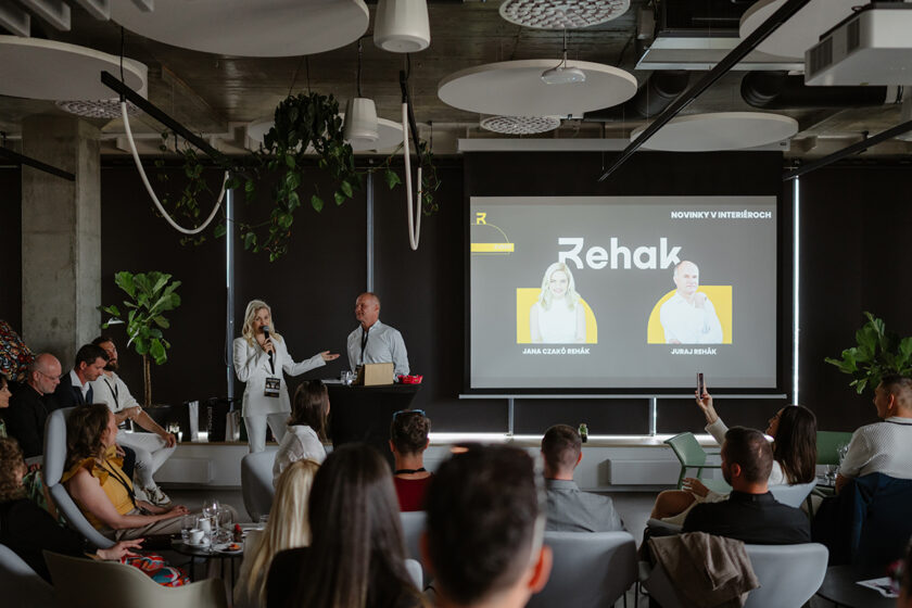 Prezentácia spíkrov na tému interiérov, partnerstiev a podnikania