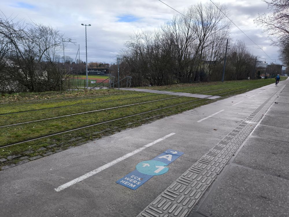 Električková trať v lokalite europarlamentu s pruhom pre cyklistov, nevidiaciach a peších