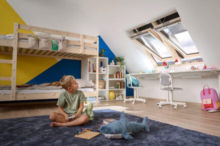 Detská izba v podkroví so strešnými oknami podporujúcimi zdravé vnútorné prostredie a denné osvetlenie