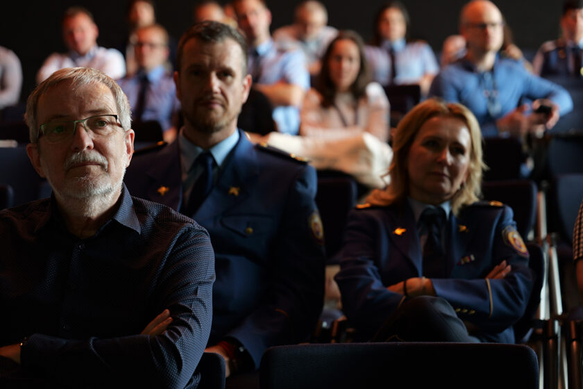 Účastníci odbornej konferencie o požiarnej bezpečnosti stavieb počas prednášky