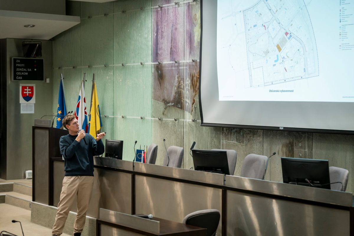Predstavenie urbanistickej štúdie v zasadačke mestského zastupiteľstva.