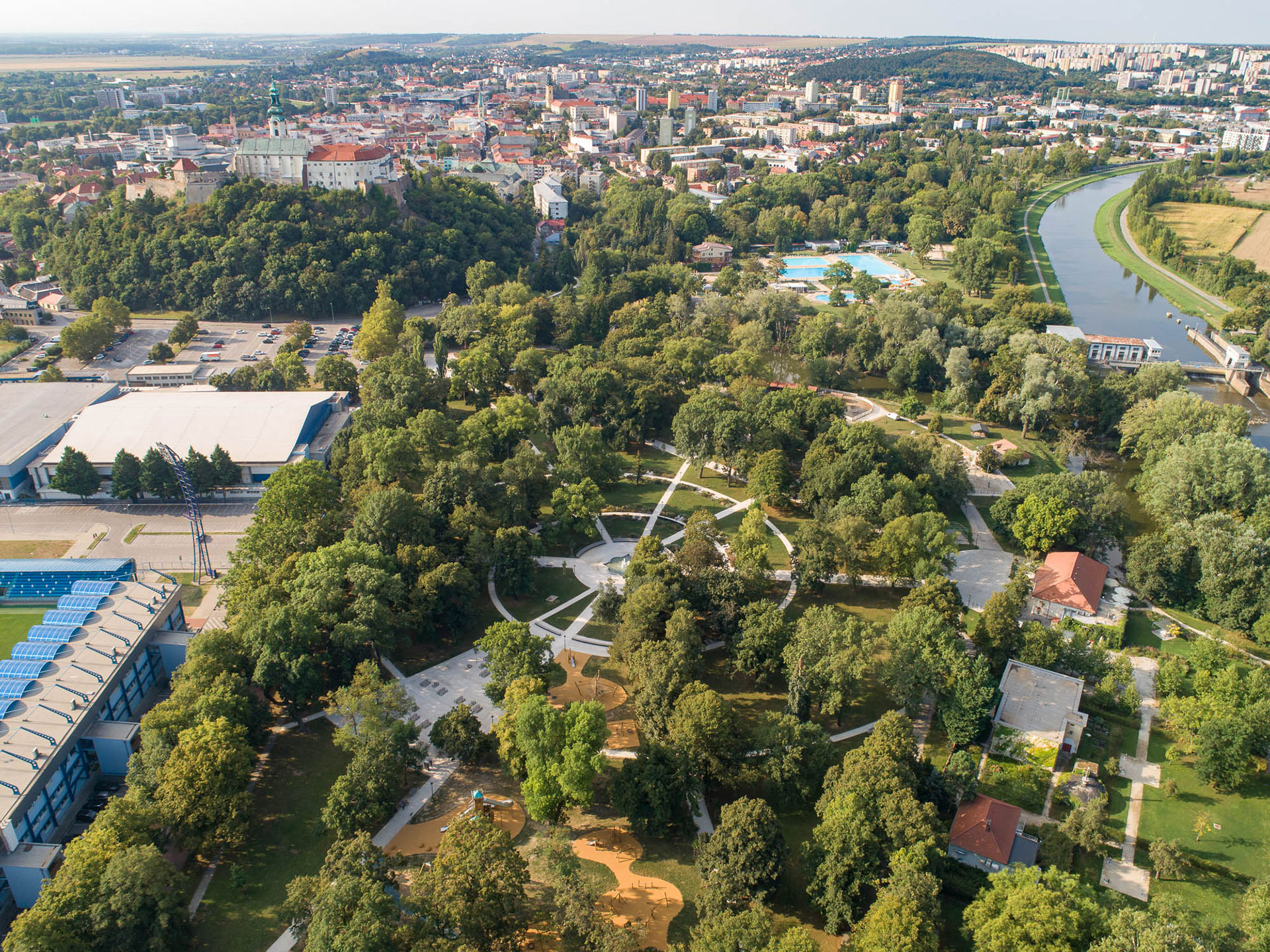 Výraznou obnovou financovanou aj z poplatku za rozvoj prešiel Starý park v Nitre. Park na Sihoti si obyvatelia mesta užívajú už viac ako 150 rokov. Za celý ten čas sa doň výraznejšie neinvestovalo.