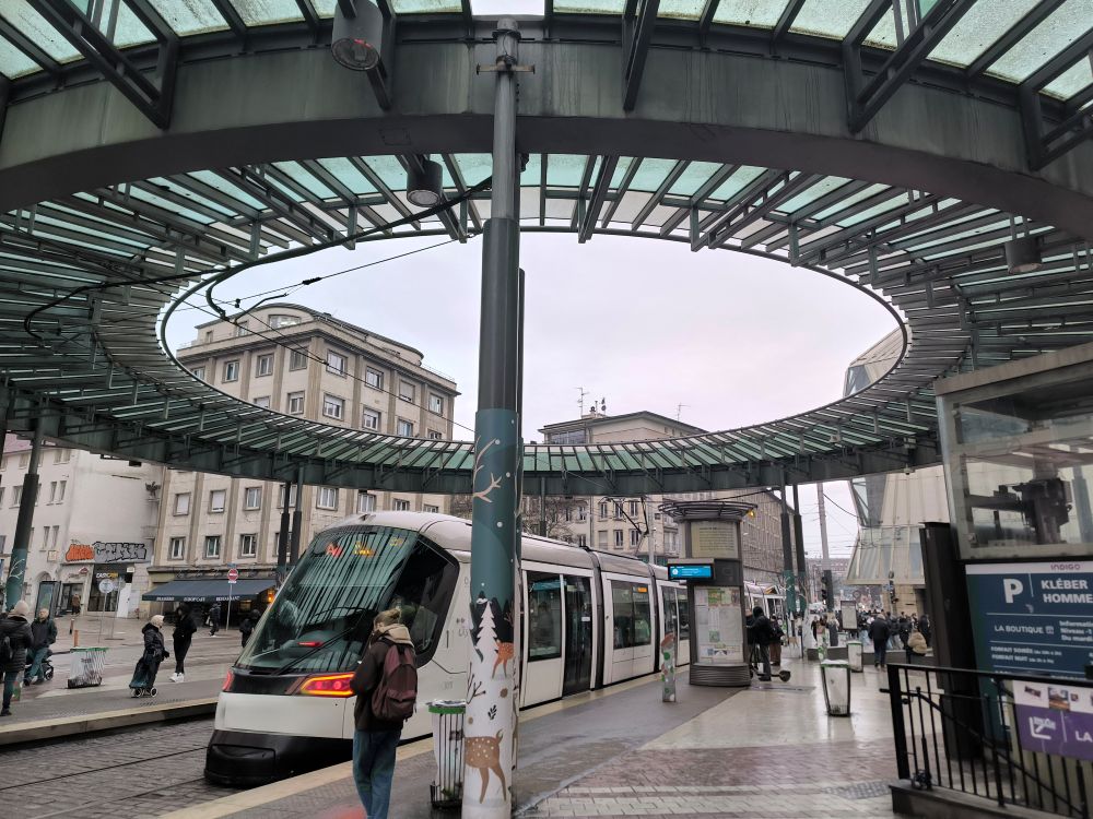 Nízkopodlažná električka v Štrasburgu, námestie  l’Homme de Fer