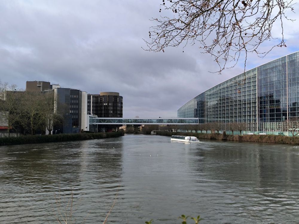 Prepojenie europarlamentu cez krytú lávku so susednými adiministratívnymi budovami.