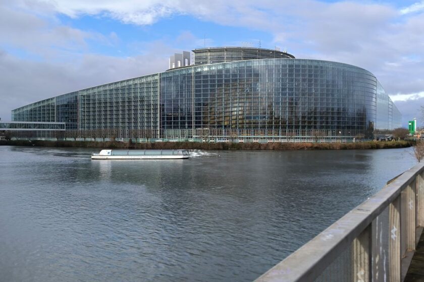 Sklenená fasáda Európskeho parlamentu odráža okolité prostredie.