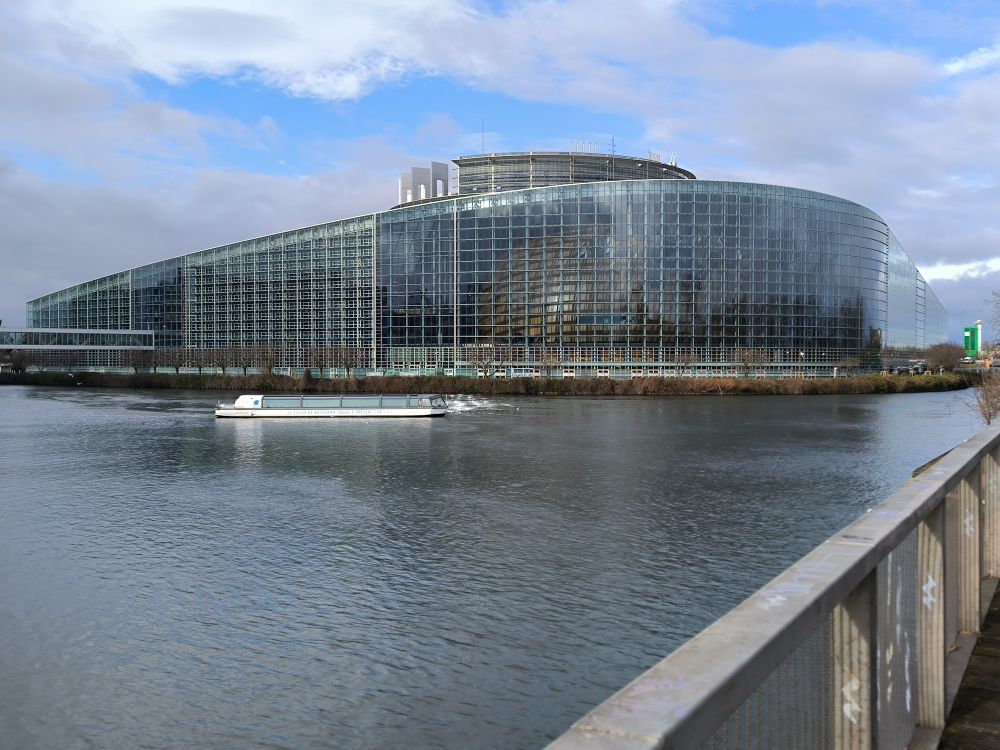 Sklenená fasáda Európskeho parlamentu odráža okolité prostredie.