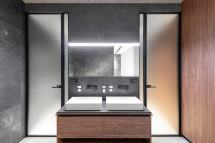 Minimalistická kúpeľňa s dvojitým umývadlom a sivým obkladom