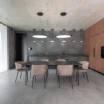 Moderná kuchyňa s drevenými skrinkami a betónovým stropom