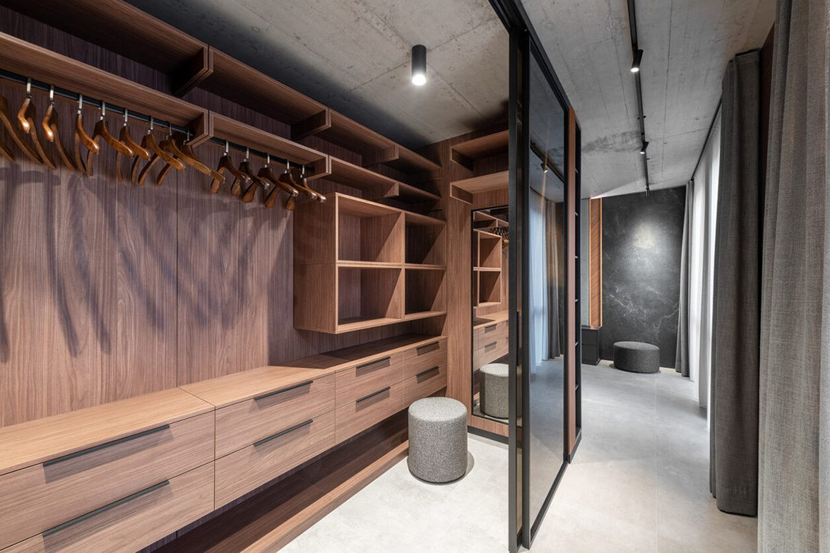 Vstavaný šatník z dreva s otvorenými policami