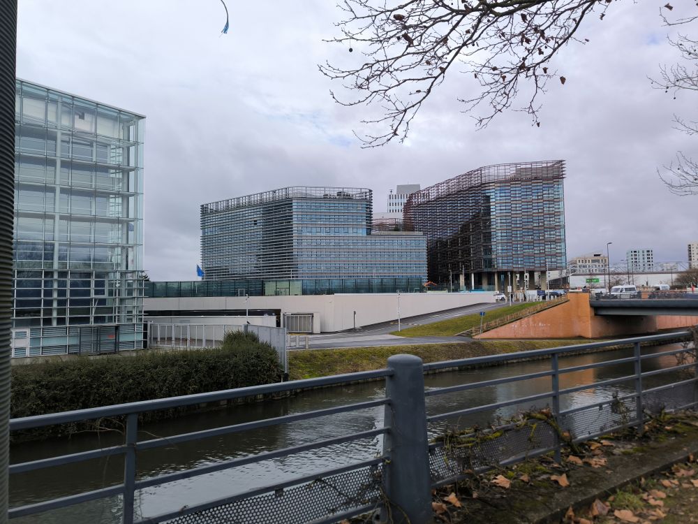 Vľavo je budova Európskeho parlamentu a vpravo sú nové administratívne budovy Osmose od prevádzkovateľa nehnuteľností Icade.