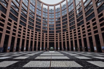 Vstupné átrium vo veži europarlamentu v Štrasburgu