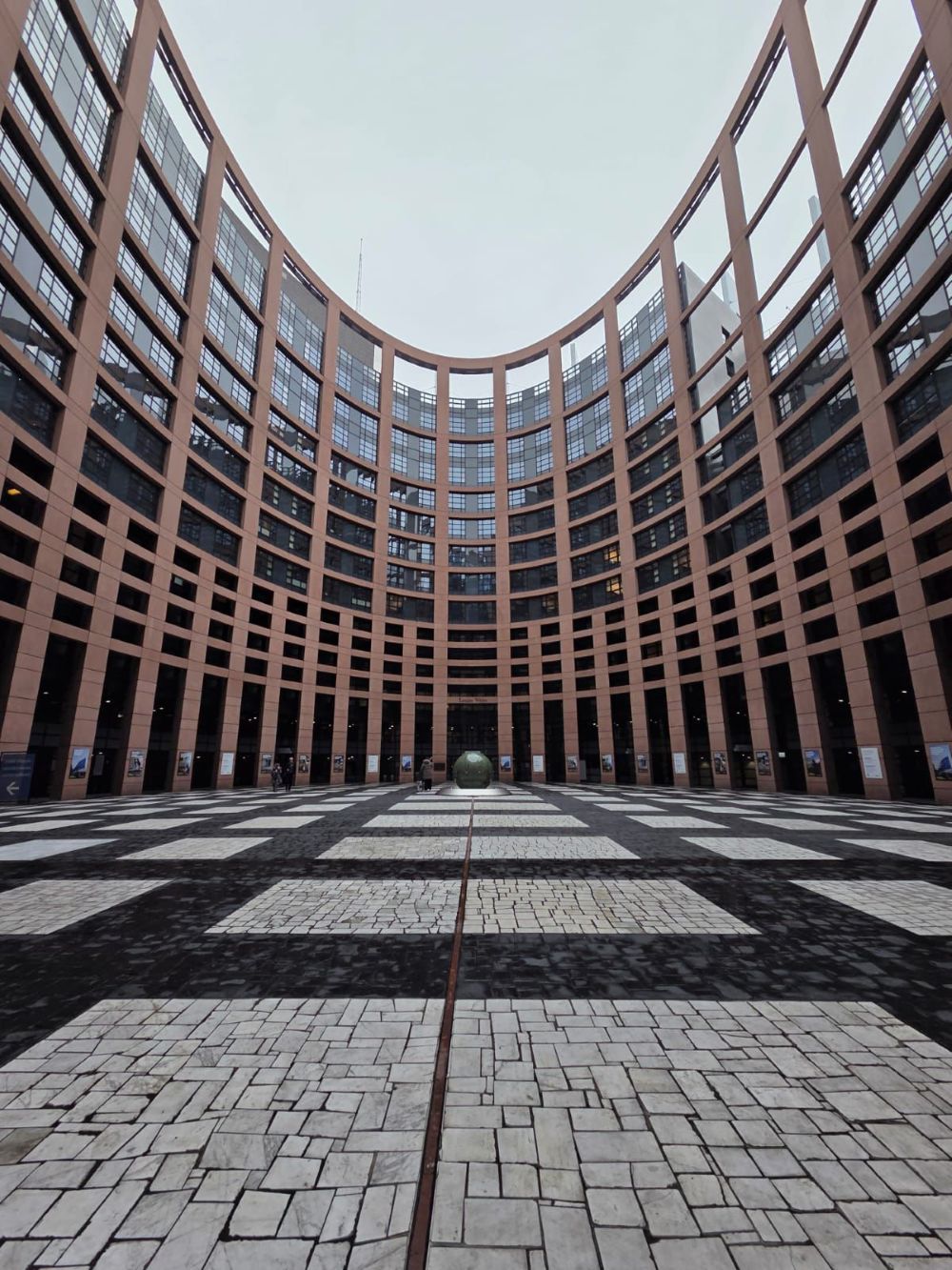 Vstupné átrium vo veži europarlamentu v Štrasburgu