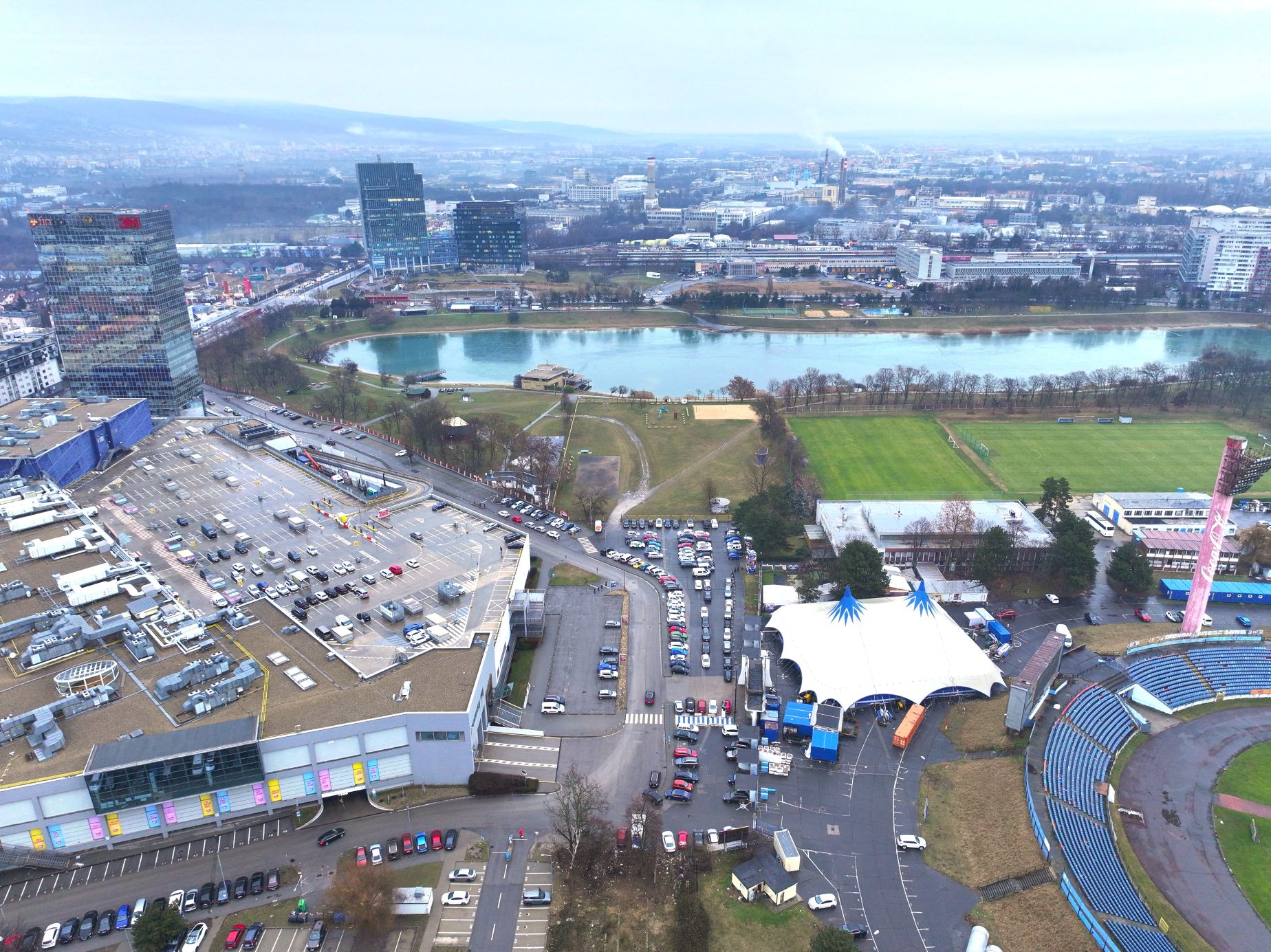 Pohľad na lokalitu, v ktorej vyrastie veža Polus III