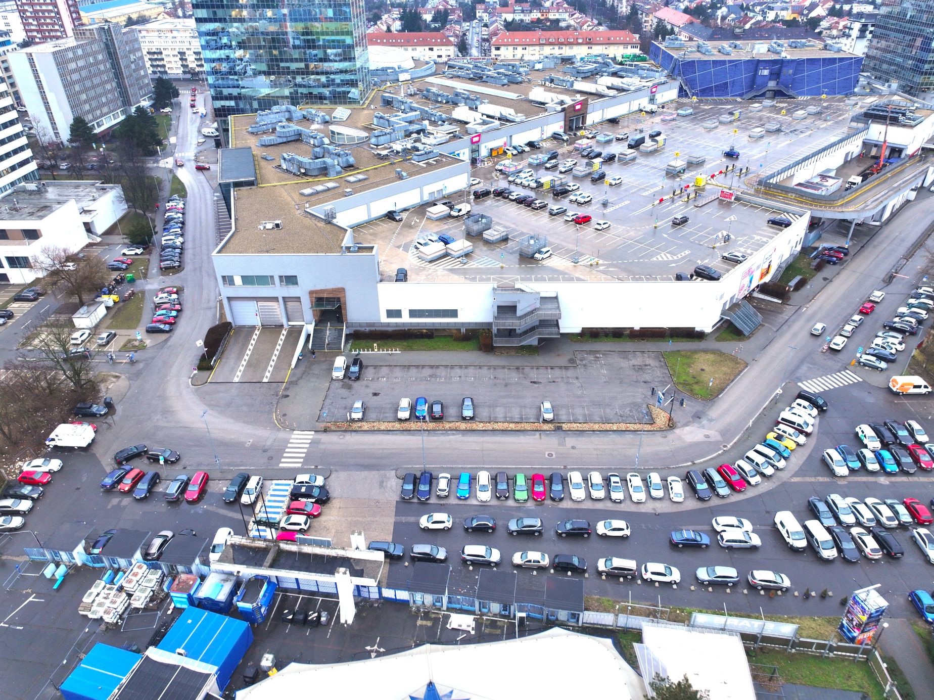 Pohľad na lokalitu, v ktorej vyrastie veža Polus III