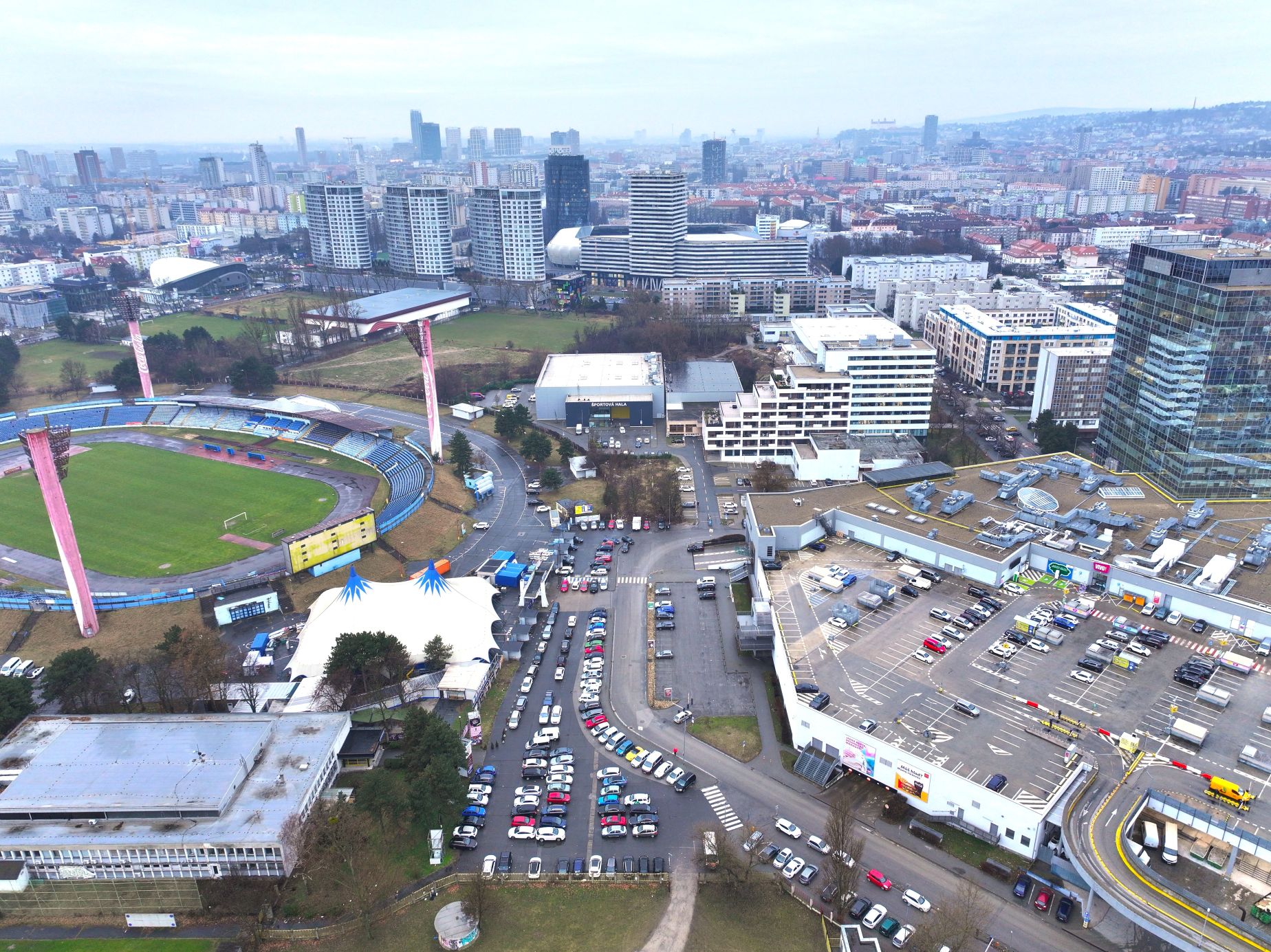 Pohľad na lokalitu, v ktorej vyrastie veža Polus III