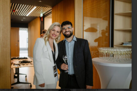 Účastníci networkingového eventu v modernom interiéri počas neformálnych rozhovorov