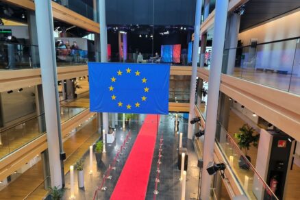 Interiér europarlamentu - čestný červený koberec na prízemí.