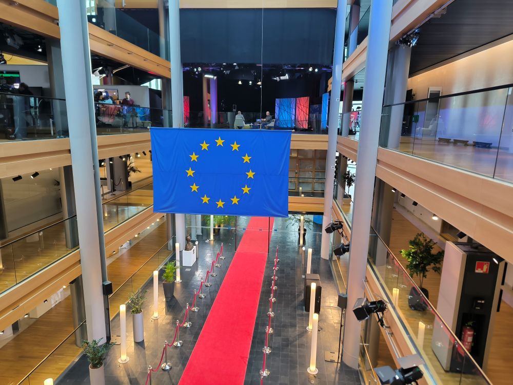 Interiér europarlamentu - čestný červený koberec na prízemí