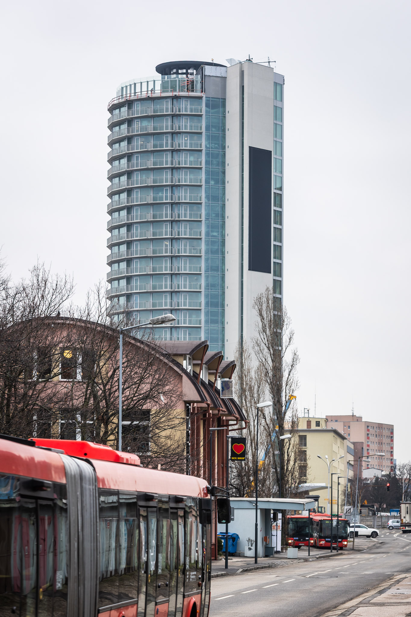 Internát Hviezda známy aj ako tzv. Kukurica patrí k najvýznamnejším dielam modernej architektúry 20. storočia na území Bratislavy. 