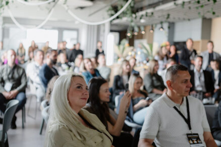 Publikum sledujúce odborné prednášky o interiérovom dizajne a biznise