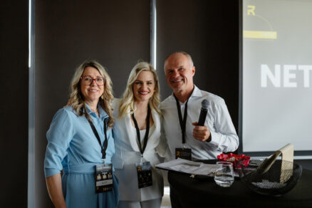 Spíkri a organizátori podujatia počas diskusie o interiéroch a spolupráci