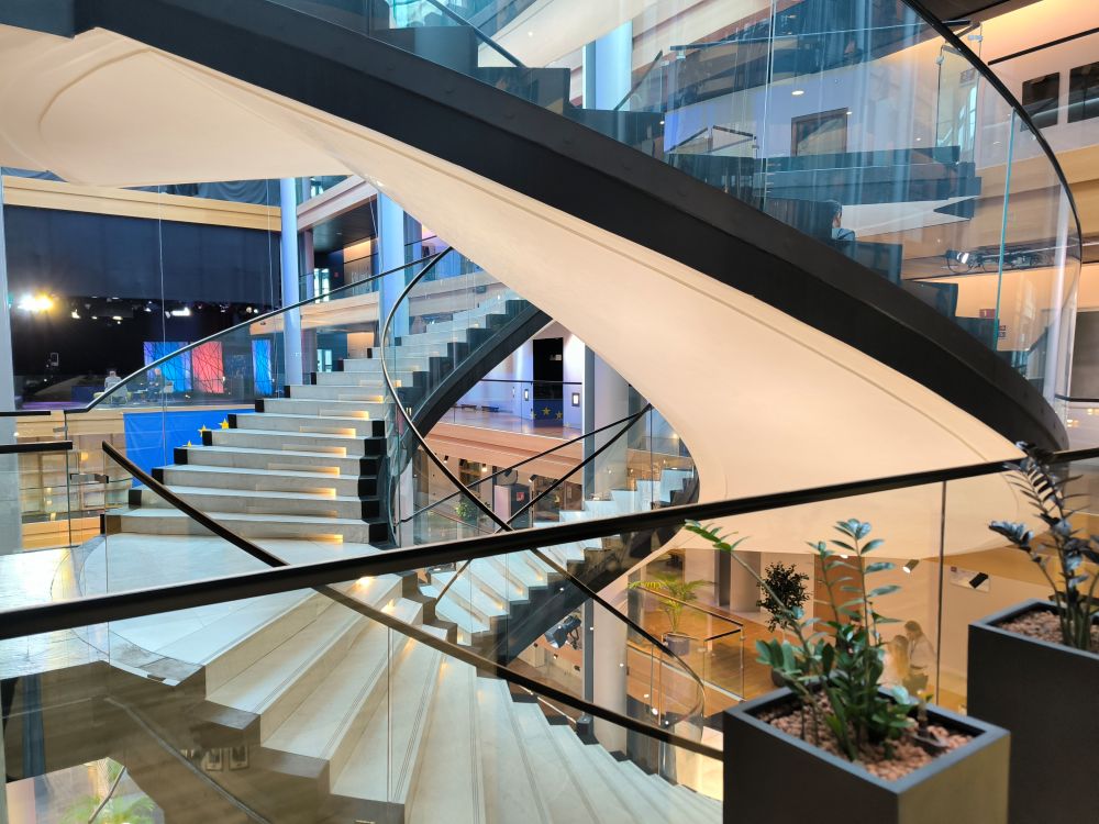 V budove europarlamentu, kde sa rokuje, je okrem výťahov aj takého elegantné schodisko. V budove europarlamentu, kde sa rokuje, je okrem výťahov aj takého elegantné schodisko.