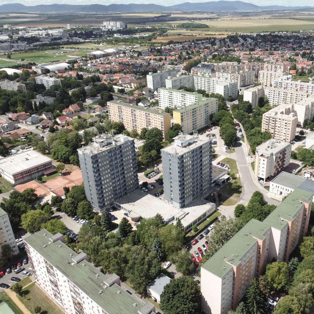 Objekt dnes slúži ako administratíva, pôvodne však vznikol ako ubytovňa Energetik.