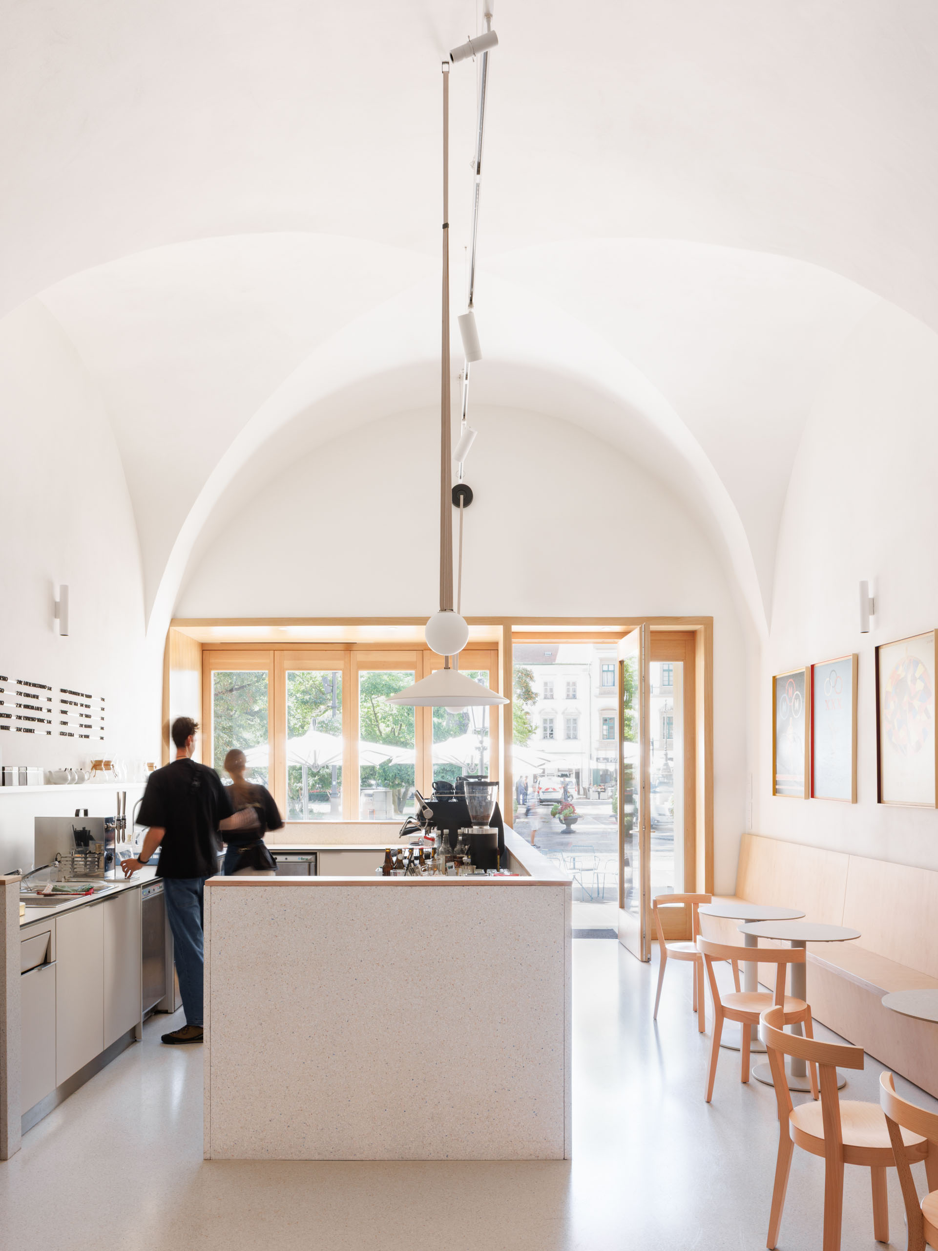 Súčasťou priestoru aj komorná kaviareň s posedením.