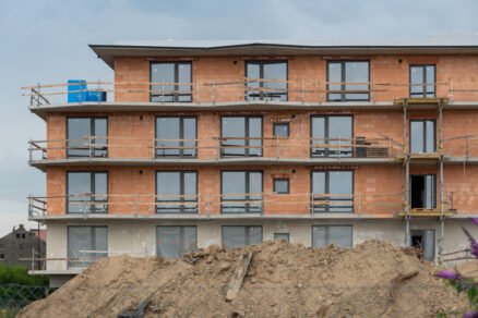 Bytový dom vo výstavbe z tehlového systému pre developerské projekty