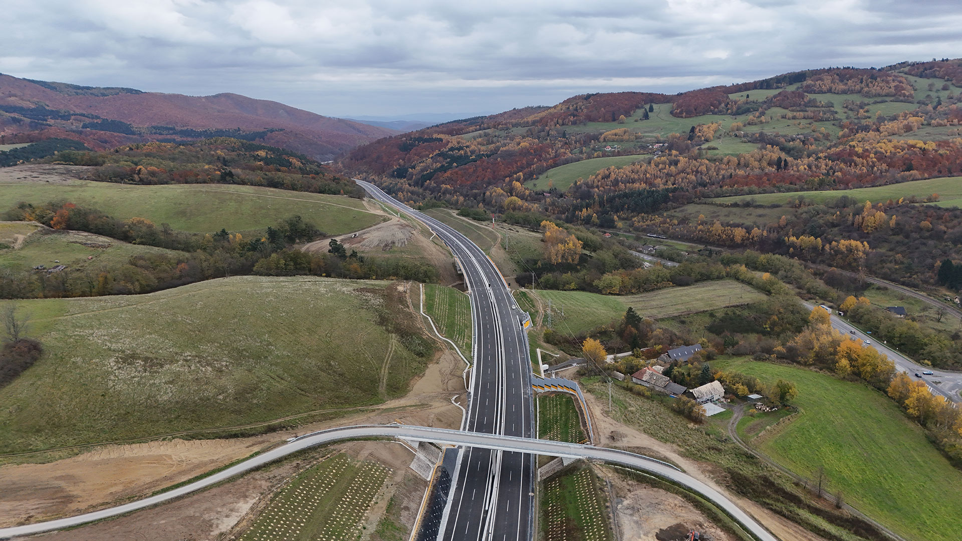 Výstavba mostných objektov a estakády na R2 Kriváň – Mýtna očami ďalšieho zhotoviteľa Výstavba mostných objektov a estakády na R2 Kriváň – Mýtna očami ďalšieho zhotoviteľa